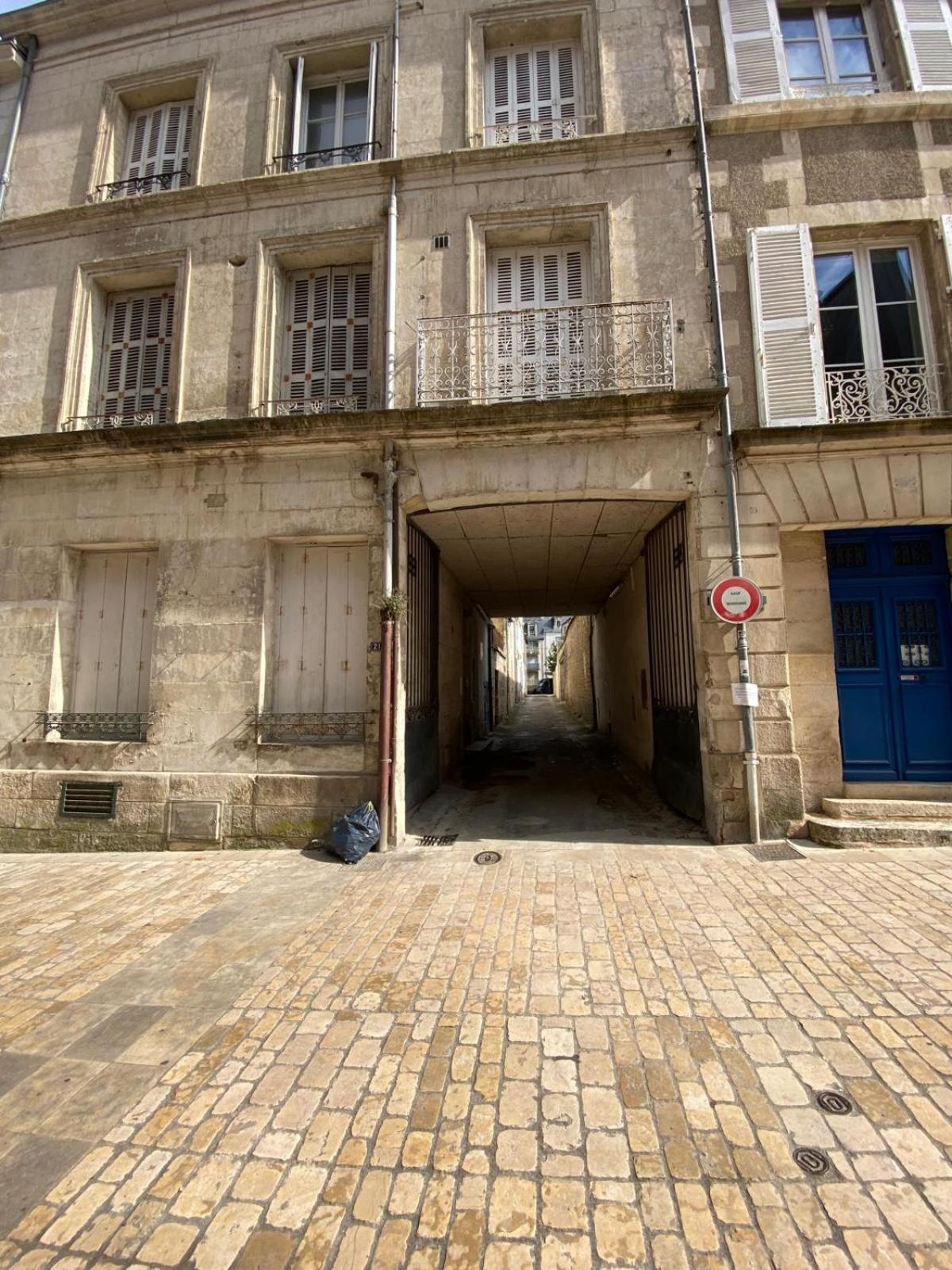 Chez Lou-poitiers Hyper Centre-proche Parking-laconciergerie Poitiers